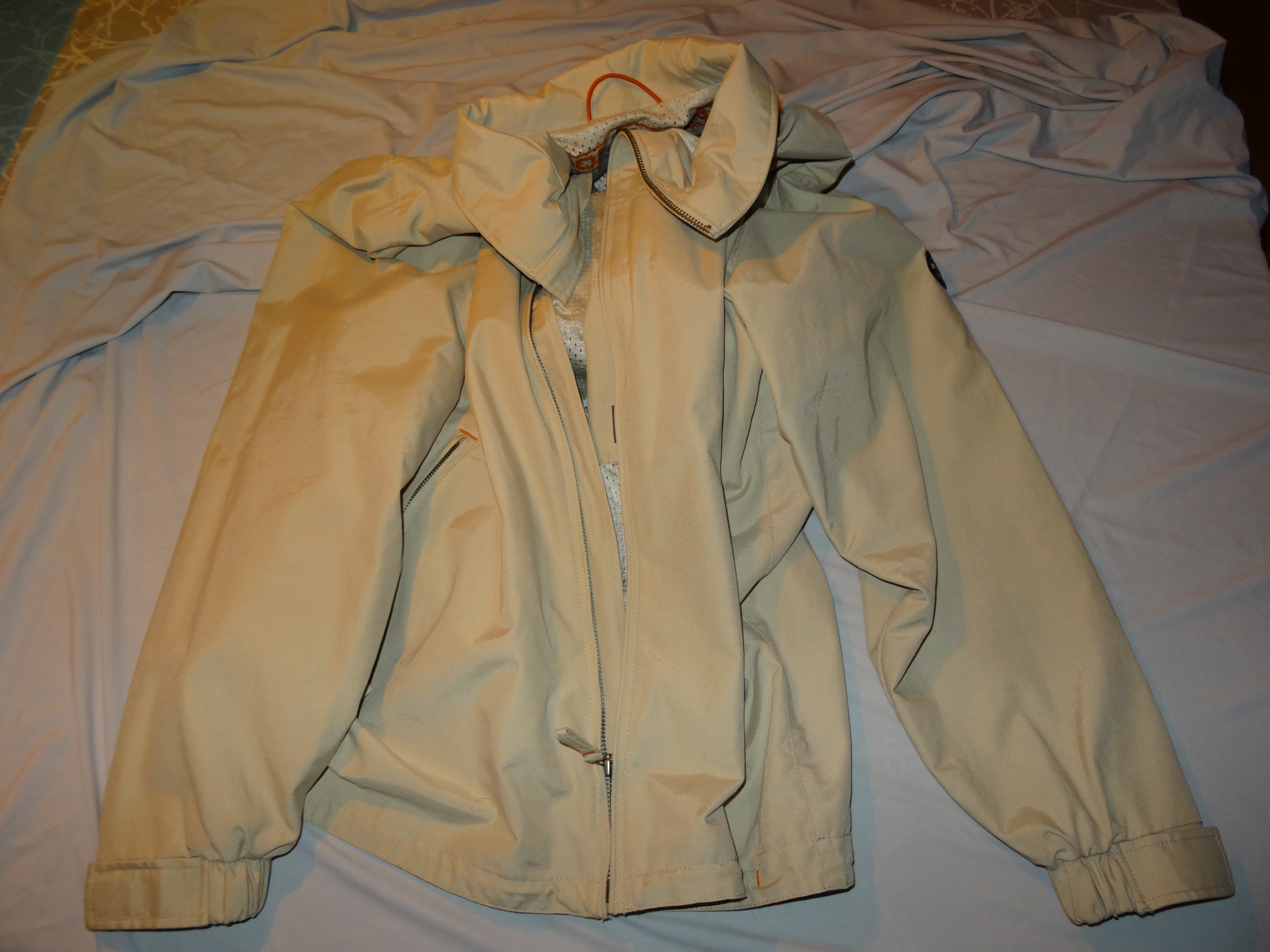 Syr ny lynlås i jakker og repation af jakker.